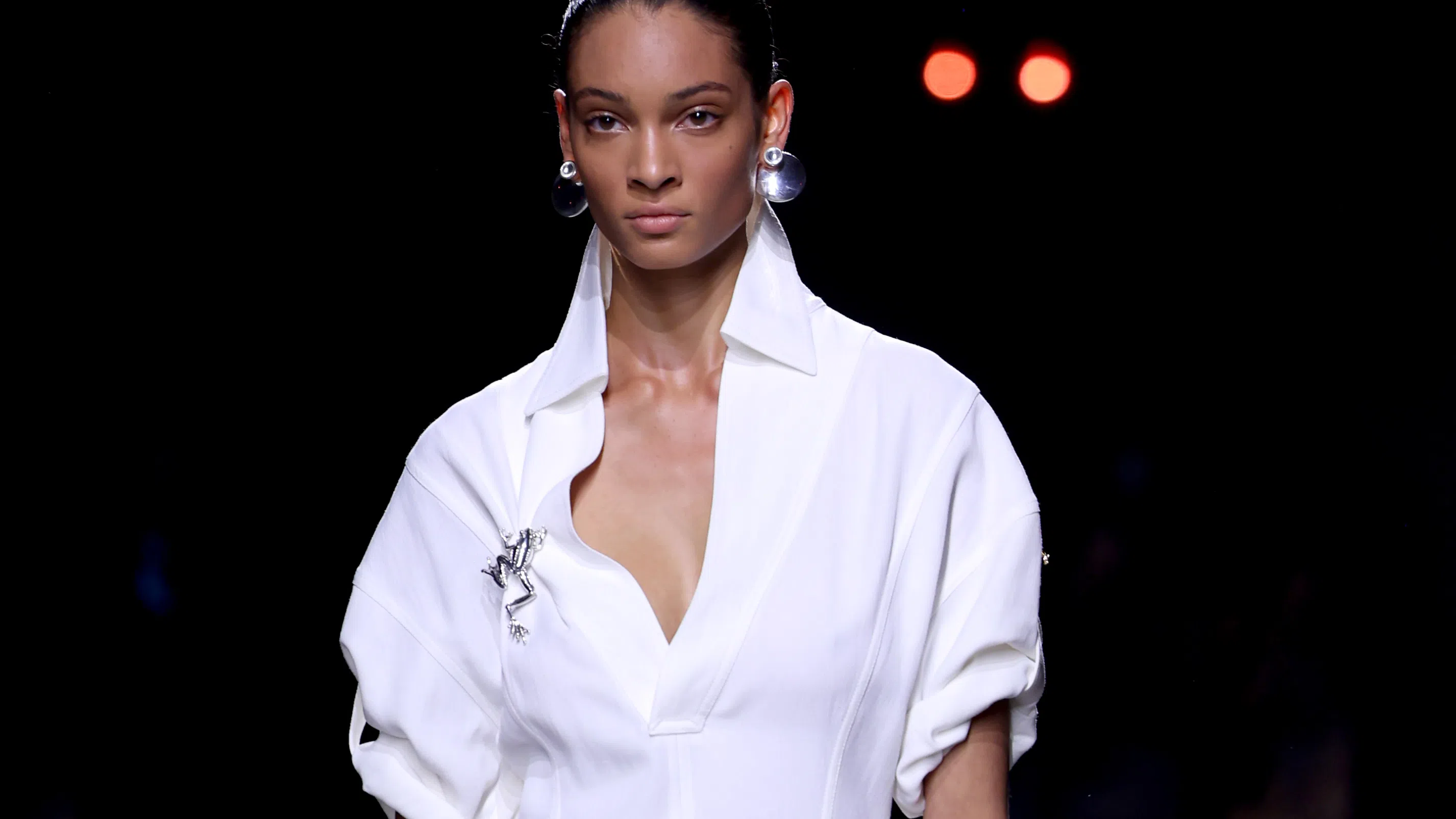 Основната визия на сезон пролет лято 2025 е бяла миди рокля