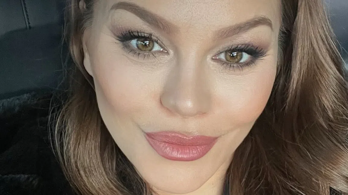 Фолкпевицата Деси Слава е спряла разпространението на нов видеоклип на